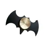 Accessoire de décoration thématique Batman en métal noir avec détail doré, parfait pour les fans de comics et de décoration originale.
