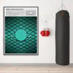 Sac de boxe noir suspendu avec affiche scientifique moderne sur le mur, équipement de sport et décoration pour espace de fitness ou salle d'entraînement.