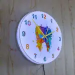 Horloge murale artistique avec un design scientifique coloré, mélange de peinture abstraite et de chiffres multicolores, idéale pour la décoration de bureau ou de salle d'étude.