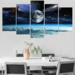 Illustration artistique de la Voie Lactée et de la Lune, représentant un ciel étoilé avec la galaxie et la lune en arrière-plan, dans une décoration intérieure moderne.