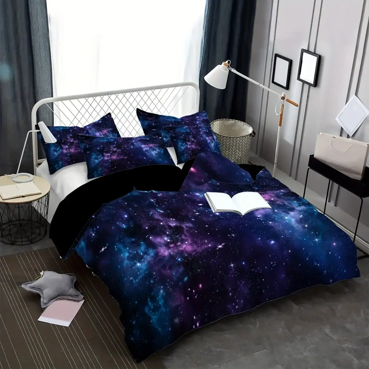 Tapisserie de lit avec motif galaxie étoilée, idéale pour une décoration intérieure moderne et cosmique.