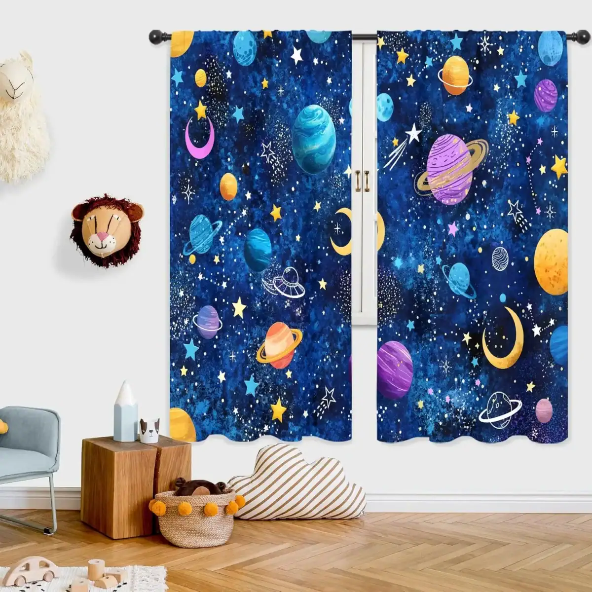 Vêtements de fenêtre avec motif planètes et étoiles pour décoration de chambre d'enfant, apportant une touche cosmique et éducative à l'espace de jeu ou de repos.