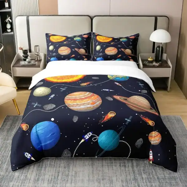 Vêtement de lit avec motif de planètes, étoiles et fusées dans un design spatial, parfait pour les amateurs d'astronomie et de sciences, apportant une touche cosmique à la chambre.