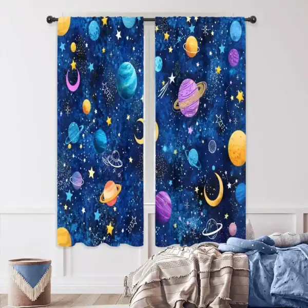 Tissu occultant avec motif de planètes, étoiles et galaxies pour décoration de chambre d'enfant ou espace ludique. Idéal pour créer une ambiance cosmique et mystérieuse.