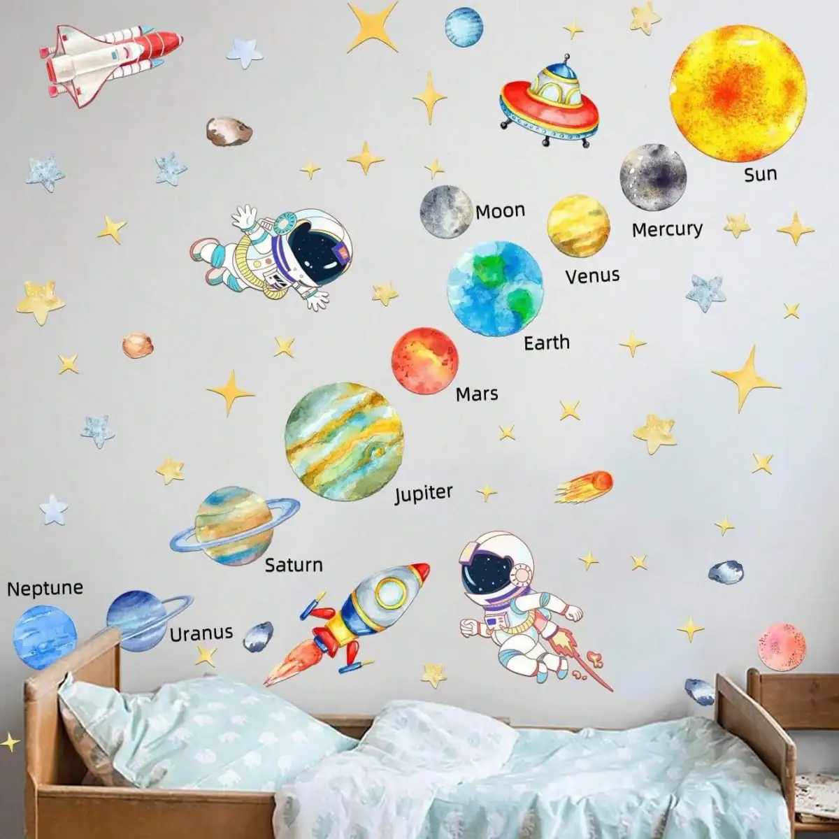 Une décoration murale éducative représentant les planètes du système solaire, idéale pour une chambre d'enfant ou une salle de classe.