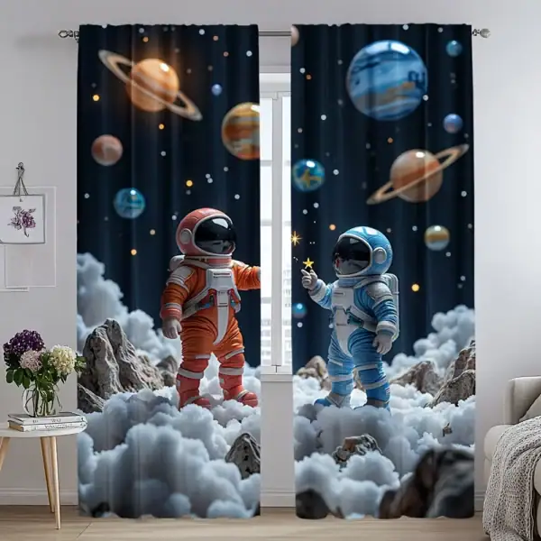 Paire de rideaux avec motif d'astronautes et planètes dans l'espace.