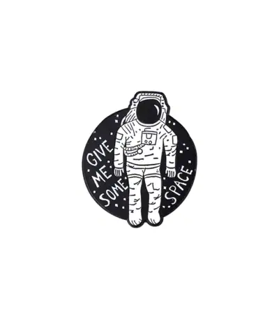 Un astronaute stylisé avec casque dans un espace noir, entouré de la phrase "Give me some space" en lettres blanches.