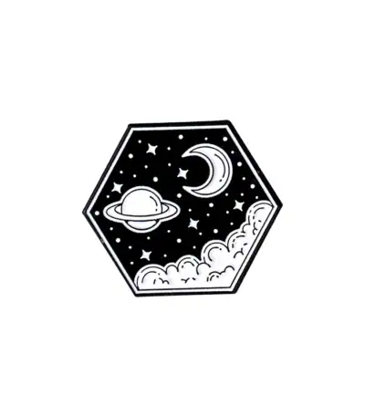 Patch en forme d'hexagone représentant un ciel nocturne avec une planète, une lune, des étoiles et des nuages en style graphique noir et blanc.