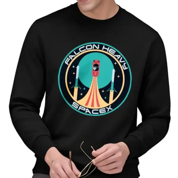 T-shirt noir avec logo Falcon Heavy SpaceX, représentant une fusée en lancement avec un fond étoilé, idéal pour les passionnés d'aérospatiale et de technologie spatiale.