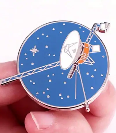 Montre décorative en forme de satellite avec cadran bleu et détails métalliques.