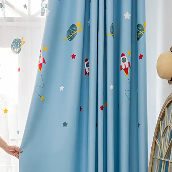 Rideau à thème spatial avec planètes, étoiles et fusées pour décoration de chambre d'enfant. Idéal pour un univers ludique et éducatif, apportant une touche d'aventure et d'imagination.