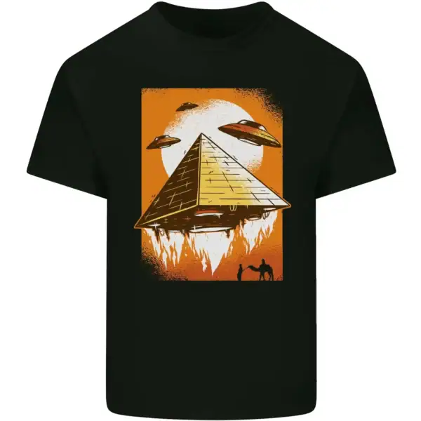 T-shirt noir avec illustration d'une pyramide futuriste flottante, entourée d'OVNIs et d'un paysage désertique avec un chameau, style science-fiction.