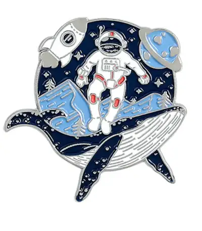 Pin en forme d'astronaute flottant dans l'espace avec planètes et étoiles en arrière-plan.