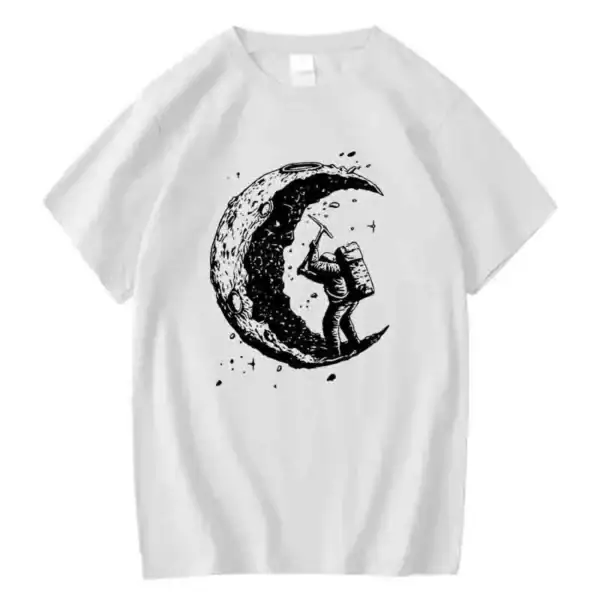 T-shirt blanc avec illustration d'un astronaute jouant de la guitare sur la lune, style graphique noir et blanc.