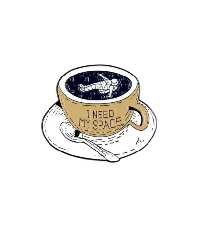 Tasse de café avec un astronaute flottant dans l'espace, illustrant un thème spatial et scientifique.