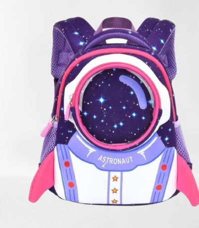 Un sac à dos pour enfants avec motif d'astronaute et étoiles, parfait pour les amateurs d'espace et de science.