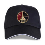 Casquette noire avec logo soviétique, symbole de l'Union soviétique et de la conquête spatiale, idéale pour les amateurs d'histoire et de science-fiction.