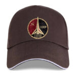 Casquette soviétique vintage avec logo de la course spatiale et symbole du communisme, idéale pour les passionnés d'histoire et de science-fiction.