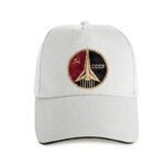 Casquette blanche avec logo soviétique représentant un symbole spatial et le marteau et la faucille rouge. Parfait pour les amateurs d'histoire et de science-fiction.
