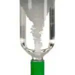 Poudre blanche en suspension dans un tube à essai en verre avec bouchon vert, illustrant une expérience scientifique ou une décoration inspirée de la science.