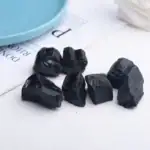Pierres de charbon de bois noires, parfaites pour la décoration intérieure ou comme objets de collection.