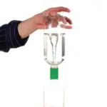 Dispositif de laboratoire avec vortex d'eau dans une bouteille en verre, utilisé pour démonstrations scientifiques et expériences éducatives.