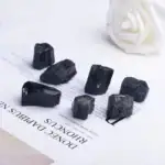 Pierres d'obsidienne noires naturelles, pierres volcaniques protectrices et énergisantes, parfaites pour la décoration ou la lithothérapie.