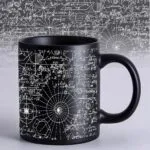 Mug noir avec motifs de formules mathématiques et diagrammes scientifiques blancs, idéal pour les amateurs de sciences et de décoration geek.