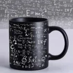Tasse noire avec illustrations de formules mathématiques en blanc, idéale pour les amateurs de sciences et de décoration scientifique. Parfaite pour un bureau ou un espace d'étude.