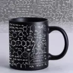 Mug de laboratoire illustré avec formules chimiques et dessins scientifiques en blanc, parfait pour les amateurs de science et de décoration scientifique.