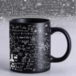 Mug noir avec illustrations de formules chimiques, molécules et dessins scientifiques blancs, parfait pour les amateurs de science et de décoration scientifique.