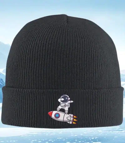 Casquette noire avec broderie d’un extraterrestre en combinaison spatiale sur une fusée. Accessoire de mode original inspiré de l’espace et de la science-fiction.