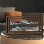 Panneau en verre décoratif représentant un paysage de montagnes, encadré en bois, idéal pour une décoration intérieure élégante et moderne.
