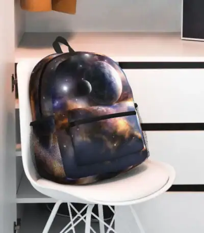 Sac à dos avec motif d'univers, galaxies et planètes.