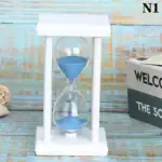 Horloge sablier en verre avec sable bleu, décoration scientifique élégante pour bureau ou étagère.