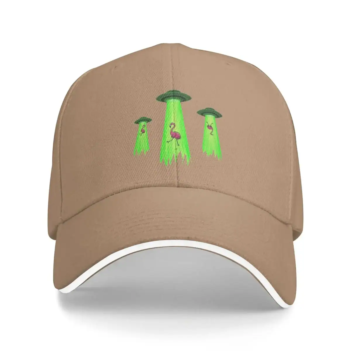 Casquette beige avec broderie de trois extraterrestres et soucoupes volantes vertes, amusante et originale pour les amateurs de science-fiction.