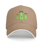 Casquette beige avec broderie de trois extraterrestres et soucoupes volantes vertes, amusante et originale pour les amateurs de science-fiction.