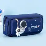 Pochette scolaire bleue avec motif d'espace, astronautes et fusée, idéale pour les enfants passionnés d'astronomie et d'exploration spatiale.