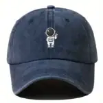 Casquette en denim avec logo d'astronaute cartoon, idéale pour les amateurs de science et d'astronomie, parfait pour un style décontracté et original.