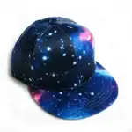Casquette à motif galaxie avec étoiles et nébuleuses, design cosmique pour un style unique.