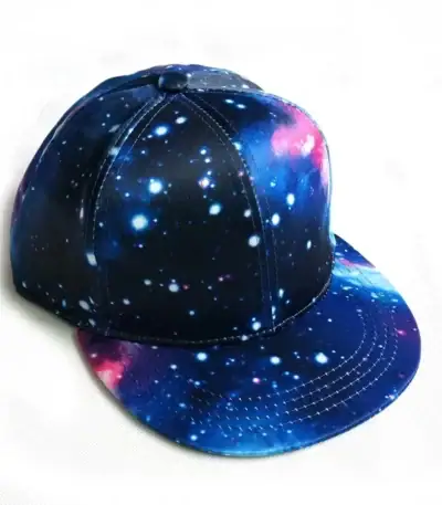 Casquette à motif galaxie avec étoiles et nébuleuses, design cosmique pour un style unique.