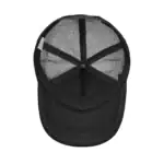 Casquette noire avec compartiment intérieur en maille pour stockage d'objets scientifiques ou personnels, idéale pour les amateurs de science et de gadgets innovants.