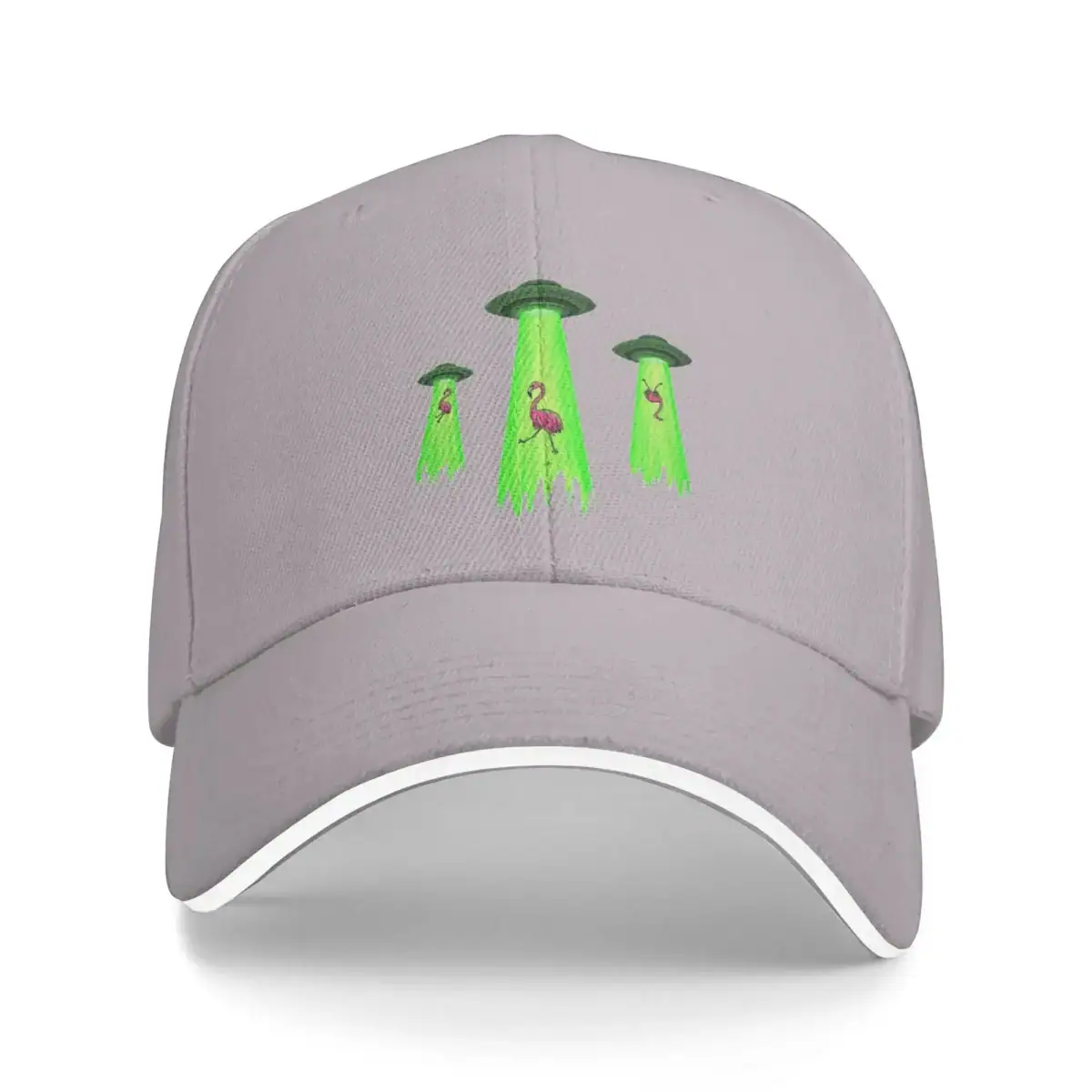 Casquette grise avec broderie d'OVNI et petits extraterrestres verts, idéale pour les amateurs de science-fiction et d'objets insolites.