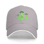 Casquette grise avec broderie d'OVNI et petits extraterrestres verts, idéale pour les amateurs de science-fiction et d'objets insolites.