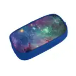 Trousse à crayons avec motif de galaxie colorée, vue de dessus, fermeture éclair visible.