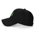 Casquette noire avec un thermomètre vert intégré sur la visière, alliant style et fonctionnalité pour les amateurs de sciences.