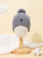 Bonnet en laine gris avec pompon, idéal pour l'hiver, avec logo scientifique.