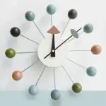 Horloge murale moderne avec sphères colorées, design minimaliste, idéale pour décoration intérieure contemporaine, allie fonctionnalité et style.