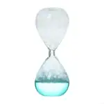 Sablier en verre transparent avec liquide bleu et grains blancs, symbole du temps qui passe, idéal pour la décoration scientifique ou éducative.
