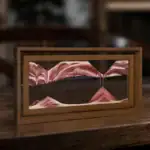 Panneau décoratif en bois avec un paysage géologique en relief, représentant des montagnes et des formations rocheuses en nuances de rouge et blanc.